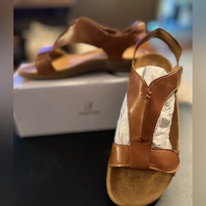 NWT/ CENTRO POINT WOMENS SANDALS, Size 7,